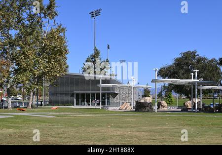 IRVINE, KALIFORNIEN - 15 Okt 2021: Besucherzentrum und Kids Rock Playground im Orange County Great Park. Stockfoto