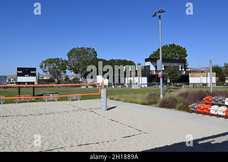 IRVINE, KALIFORNIEN - 15 Okt 2021: Sand-Volleyball-Stadion im Orange County Great Park. Stockfoto