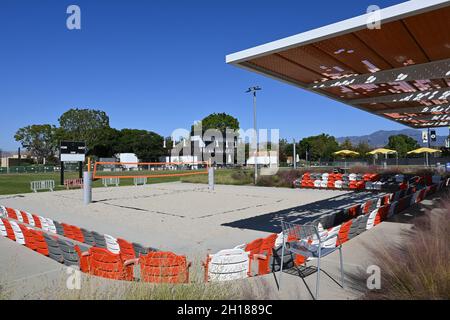 IRVINE, KALIFORNIEN - 15 Okt 2021: Sand-Volleyball-Stadion im Orange County Great Park. Stockfoto