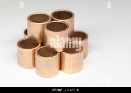 Bronzebuchsen auf weißem Hintergrund, Nahaufnahme mit selektivem Fokus Stockfoto