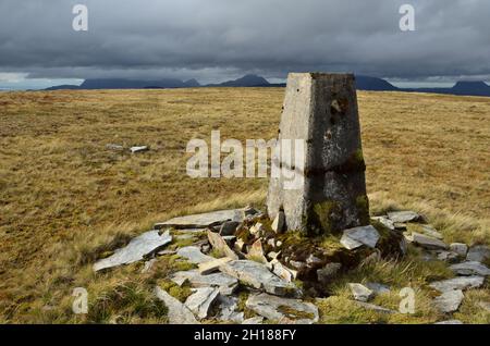 Eine Trig-Säule der British Ordnance Survey auf dem Hügel Meall an Fhuarain, schottische Highlands, Großbritannien. Stockfoto