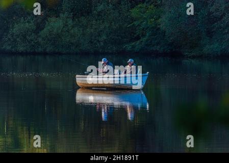 Angler fischen auf Upper Roddlesworth Reservoir Stockfoto