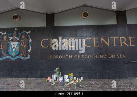 Southend on Sea, Großbritannien. Oktober 2021. Vor dem Civic Center in Southend on Sea wurden Blumengebete zum Gedenken an den ermordeten Abgeordneten von Southend West, Sir David Amess, zurückgelassen. Kredit: Penelope Barritt/Alamy Live Nachrichten Stockfoto