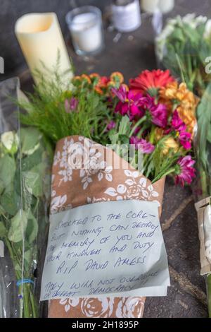 Southend on Sea, Großbritannien. Oktober 2021. Vor dem Civic Center in Southend on Sea wurden Blumengebete zum Gedenken an den ermordeten Abgeordneten von Southend West, Sir David Amess, zurückgelassen. Kredit: Penelope Barritt/Alamy Live Nachrichten Stockfoto