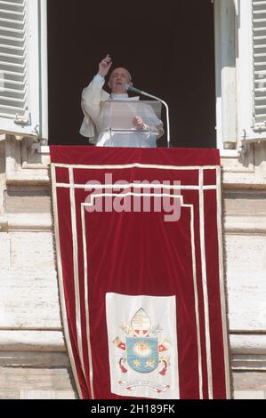 Italien, Rom, Vatikan, 21/10/17. Papst Franziskus hält seine Rede, während er das Angelus-Mittagsgebet auf dem Petersplatz leitet.Foto: Massimiliano MIGLIORATO / Catholic Press Photo Stockfoto