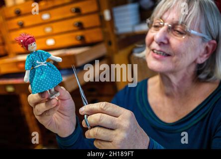 16. Oktober 2021, Sachsen, Grünhainichen: Spielerin Annedore Krebs stellt in ihrer Werkstatt Holzjointed Puppen her. Am 22. Tag des traditionellen Handwerks im Erzgebirge öffnen zahlreiche Handwerksbetriebe aus verschiedenen Branchen ihre Türen. Foto: Kristin Schmidt/dpa-Zentralbild/ZB Stockfoto