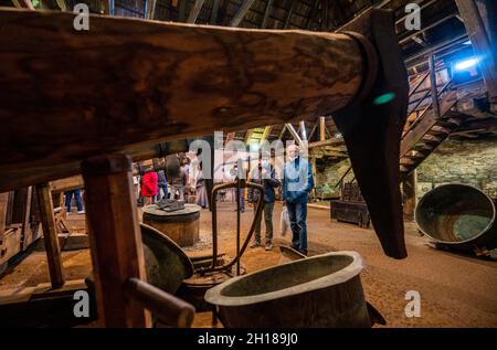 17. Oktober 2021, Sachsen, Olbernhau: Besucher sehen alte Technik im Kupferhammer in der Saigerhütte. Am 22. Tag des traditionellen Handwerks im Erzgebirge öffnen zahlreiche Handwerksbetriebe aus verschiedenen Branchen ihre Türen. Foto: Kristin Schmidt/dpa-Zentralbild/ZB Stockfoto