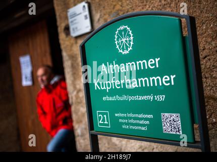 17. Oktober 2021, Sachsen, Olbernhau: Eingang zum Kupferhammer der Saigerhütte. Am 22. Tag des traditionellen Handwerks im Erzgebirge öffnen zahlreiche Handwerksbetriebe aus verschiedenen Branchen ihre Türen. Foto: Kristin Schmidt/dpa-Zentralbild/ZB Stockfoto