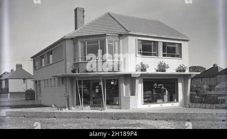 1950er Jahre, historische Außenansicht eines neu erbauten, halb-ländlichen Dorf-Lebensmittelgeschäftes, Witney, Oxford, England, Großbritannien mit Unterkunft oben. Stockfoto