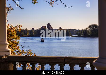 Blick von der Kolonnadenvilla des Herrenhauses uzutrakis auf die burg der Insel trakai Stockfoto