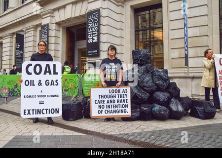 London, Großbritannien. Oktober 2021. Taschen, die vor dem Wissenschaftsmuseum wie große Kohletücken aussehen. Extinction Rebellion-Aktivisten versammelten sich vor dem Museum in South Kensington vor dem Global Investment Summit, der am 19. Oktober stattfand, um gegen das zu protestieren, was sie als eine "Greenwash-Plattform" für einige der weltweit führenden Verursacher und Unternehmen bezeichnen, die fossile Brennstoffe finanzieren. Kredit: Vuk Valcic/Alamy Live Nachrichten Stockfoto