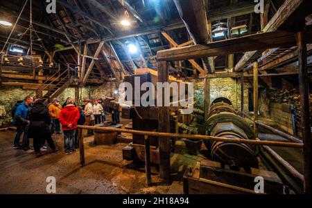 17. Oktober 2021, Sachsen, Olbernhau: Besucher nehmen an einer Führung am Kupferhammer in der Saigerhütte Teil. Am 22. Tag des traditionellen Handwerks im Erzgebirge öffnen zahlreiche Handwerksbetriebe aus verschiedenen Branchen ihre Türen. Foto: Kristin Schmidt/dpa-Zentralbild/ZB Stockfoto