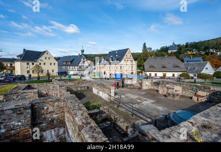 17. Oktober 2021, Sachsen, Olbernhau: Das Gelände der Saigerhütte ist gut besucht. Am 22. Tag des traditionellen Handwerks im Erzgebirge öffnen zahlreiche Handwerksbetriebe aus verschiedenen Branchen ihre Türen. Foto: Kristin Schmidt/dpa-Zentralbild/ZB Stockfoto