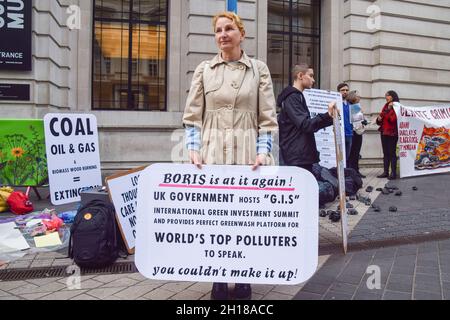 London, Großbritannien. Oktober 2021. Extinction Rebellion-Aktivisten versammelten sich vor dem Science Museum in South Kensington vor dem Global Investment Summit, der am 19. Oktober stattfand, um gegen das zu protestieren, was sie als eine "Greenwash-Plattform" für einige der weltweit führenden Verursacher und Unternehmen bezeichnen, die fossile Brennstoffe finanzieren. Kredit: Vuk Valcic/Alamy Live Nachrichten Stockfoto