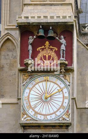 In der Nähe von Wells, einer kleinen Stadt in somerset, Großbritannien. Die astronomische Uhr auf dem Nordquerschiff der Wells Cathedral Stockfoto