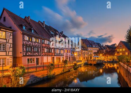 Ein Abend in Colmar mit traditionellen bunten Fachwerkhäusern im Elsass, Frankreich. Colmar ist eine Stadt und Gemeinde an der Abfahrt Haut-Rhin Stockfoto