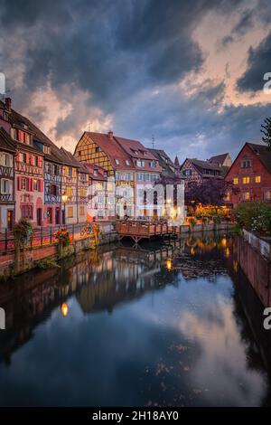 Ein Abend in Colmar mit traditionellen bunten Fachwerkhäusern im Elsass, Frankreich. Colmar ist eine Stadt und Gemeinde an der Abfahrt Haut-Rhin Stockfoto