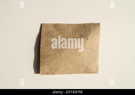 Quadratisches Geschenkpapier auf einem weißen Blatt Papier. Layout einer horizontalen leeren Anzeige. Draufsicht auf leeres Bastelpapier auf weißem Hintergrund. Stockfoto