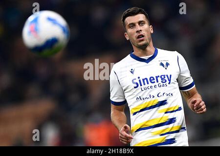 Mailand, Italien. 16. Oktober 2021. Nicolo Casale vom FC Hellas Verona sieht den Ball während des Fußballspiels der Serie A zwischen dem AC Mailand und dem FC Hellas Verona. Kredit: Nicolò Campo/Alamy Live Nachrichten Stockfoto