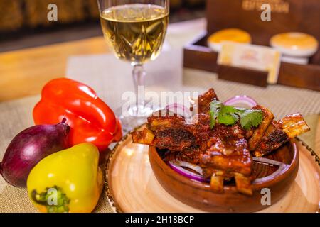 Gegrillte Rippchen mit Gurken und Zwiebeln. Nahaufnahme Stockfoto