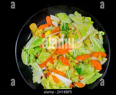 Mit Karotten, Zwiebeln, Zucchini und chinakohl braten Stockfoto