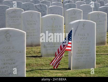 Amerikanische Flagge auf Grabstein auf dem Nationalfriedhof in der US-amerikanischen Nationalfriedhof in der US-amerikanischen Bundesstaat Florida Stockfoto