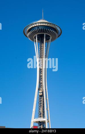 Seattle, WA - USA - 24. September 2021: Vertikale Ansicht der Space Needle, einem Aussichtsturm in Seattle, Washington. Es ist eine Ikone der Stadt und wurde gebaut Stockfoto