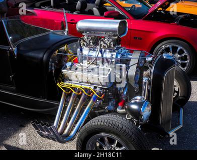 Verchromter, kraftvoller Motor in einem amerikanischen Custom Hot Rod Stockfoto