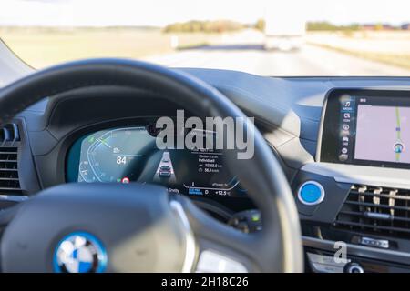 Nahaufnahme des Innenraums des BMW iX3-Elektroautos mit Armaturenbrett und Lenkrad. Schweden. Uppsals. Stockfoto