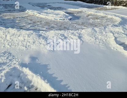 Schöne Aussicht auf verschneite Rennstrecke an sonnigen kalten Wintertag. Schweden. Stockfoto