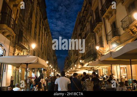 Nachtansicht der Via Maqueda in Palermo Stockfoto