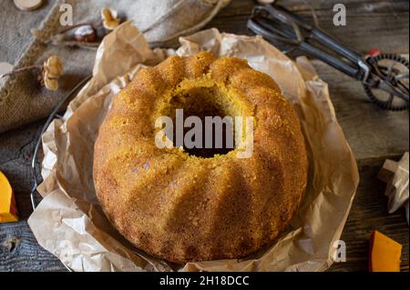 Frisch gebackener Bunt-Kuchen mit Nüssen und hokkaido-Kürbis für Herbst- und Wintersaison auf Holztisch von oben Stockfoto