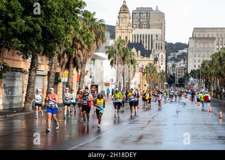 Kapstadt, Südafrika. Oktober 2021. Die Teilnehmer laufen während des Kapstadt-Marathons in Kapstadt, Südafrika, am 17. Oktober 2021. Quelle: Lyu Tianran/Xinhua/Alamy Live News Stockfoto