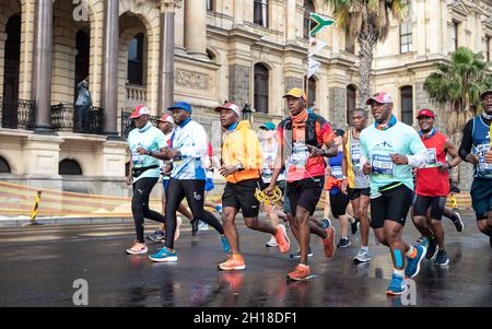 Kapstadt, Südafrika. Oktober 2021. Die Teilnehmer laufen während des Kapstadt-Marathons in Kapstadt, Südafrika, am 17. Oktober 2021. Quelle: Lyu Tianran/Xinhua/Alamy Live News Stockfoto