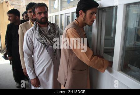 Kabul, Afghanistan. Oktober 2021. In Kabul, der Hauptstadt Afghanistans, warten die Menschen darauf, ihre elektronischen Personalausweise (E-ID-Karten) zu erhalten, 17. Oktober 2021. Die Behörden in Kabul haben den Service zur Ausstellung von elektronischen Personalausweisen wieder aufgenommen, berichtete der lokale Fernsehsender Tolonews am Sonntag. Der Dienst wurde am Samstag nach zwei Monaten Stillstand wieder aufgenommen und in der ersten Phase werden 80,000 E-ID-Karten ausgestellt, heißt es in dem Bericht. Quelle: Saifurahman Safi/Xinhua/Alamy Live News Stockfoto