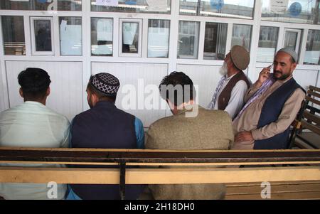 Kabul, Afghanistan. Oktober 2021. In Kabul, der Hauptstadt Afghanistans, warten die Menschen darauf, ihre elektronischen Personalausweise (E-ID-Karten) zu erhalten, 17. Oktober 2021. Die Behörden in Kabul haben den Service zur Ausstellung von elektronischen Personalausweisen wieder aufgenommen, berichtete der lokale Fernsehsender Tolonews am Sonntag. Der Dienst wurde am Samstag nach zwei Monaten Stillstand wieder aufgenommen und in der ersten Phase werden 80,000 E-ID-Karten ausgestellt, heißt es in dem Bericht. Quelle: Saifurahman Safi/Xinhua/Alamy Live News Stockfoto