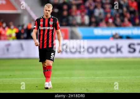 Leverkusen, Deutschland. Oktober 2021. Fußball: Bundesliga, Bayer Leverkusen - Bayern München, Matchday 8, in der BayArena. Mitchel Bakker von Leverkusen überquert das Spielfeld. WICHTIGER HINWEIS: Gemäß den Bestimmungen der DFL Deutsche Fußball Liga und des DFB Deutscher Fußball-Bund ist es untersagt, im Stadion und/oder vom Spiel aufgenommene Fotos in Form von Sequenzbildern und/oder videoähnlichen Fotoserien zu verwenden oder zu verwenden. Quelle: Marius Becker/dpa/Alamy Live News Stockfoto