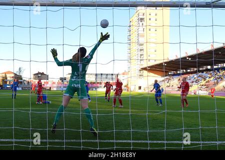 Tunavallen, Eskilstuna, Schweden, 17. Oktober 2021: Tove Enblom (1 Orebro) mit einem Save während des Spiels in der Schwedischen Liga OBOS Damallsvenskan am 17 2021. Oktober zwischen Eskilstuna und Orebro in Tunevallen in Eskilstuna, Schweden Peter Sonander/SPP Stockfoto