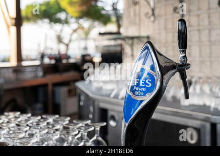 TÜRKEI, ANTALYA 10. SEPTEMBER 2021: Efes pilsener Bierzapfen in einer Bar am Meer. Stockfoto