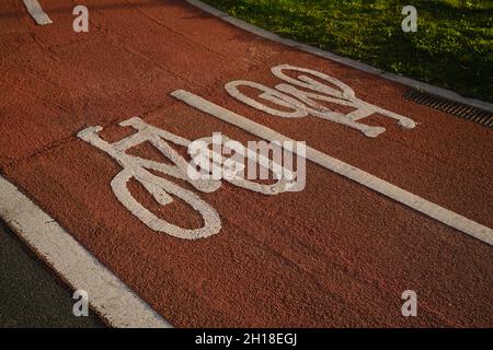 Zweispuriger Radweg in der Nähe der Stadt Stockfoto