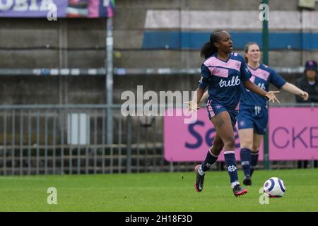 London, Großbritannien. Oktober 2021. London, England, 17. Oktober 20 Chana Hinds (4 Dulwich Hamlet) emotet, nachdem der Schiedsrichter beim Premier-Spiel der Londoner und South East Regional Womens zwischen Dulwich Hamlet und Ashford auf dem Champion Hill in London, England, für ein Foul pfeift. Liam Asman/SPP Credit: SPP Sport Press Photo. /Alamy Live News Stockfoto