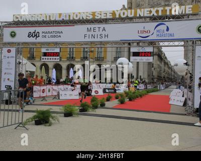 Lison, Portugal, USA. Oktober 2021. Defizitmarathon von Lissabon. 17. Oktober 2021, Lissabon, Portugal: Der Äthiopier Andualem Shiferaw gewann am Sonntag (27) den EDP-Marathon von Lissabon, wiederholte den Triumph von 2019 und brach erneut den Rennrekord, jetzt mit Zeit und 2:05.52 Stunden. Shiferaw gewann erneut das Rennen in Lissabon, nachdem er 42.195 Kilometer unter den vor zwei Jahren festgelegten 2:06.00 Stunden zurückgelegt hatte, als er ebenfalls den Rekord brach. Der Kenianer Hosea Kiplimo belegte den zweiten Platz mit 2:07.39 Stunden, während die Äthiopierin Adane Amsalu Credit: ZUMA Press, Inc./Alamy Live News war Stockfoto