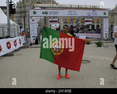 Lison, Portugal, USA. Oktober 2021. Defizitmarathon von Lissabon. 17. Oktober 2021, Lissabon, Portugal: Der Äthiopier Andualem Shiferaw gewann am Sonntag (27) den EDP-Marathon von Lissabon, wiederholte den Triumph von 2019 und brach erneut den Rennrekord, jetzt mit Zeit und 2:05.52 Stunden. Shiferaw gewann erneut das Rennen in Lissabon, nachdem er 42.195 Kilometer unter den vor zwei Jahren festgelegten 2:06.00 Stunden zurückgelegt hatte, als er ebenfalls den Rekord brach. Der Kenianer Hosea Kiplimo belegte den zweiten Platz mit 2:07.39 Stunden, während die Äthiopierin Adane Amsalu Credit: ZUMA Press, Inc./Alamy Live News war Stockfoto