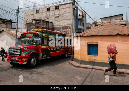 Ein farbenfroher Bus in den Straßen von Santiago Atitlan. Santiago Atitlan, Solola, Guatemala. Stockfoto