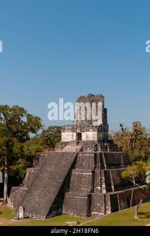 Ein Blick auf Tempel II. Tikal-Nationalpark, El Peten, Guatemala. Stockfoto