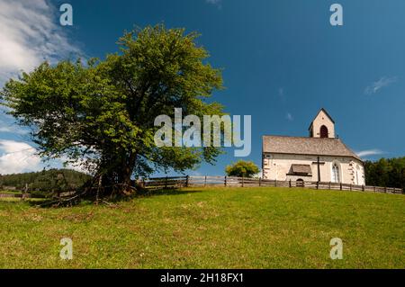 Kirche des heiligen Jakob, auf einem Hügel im Tal von Funes. Funes, Trentino-Südtirol, Italien. Stockfoto