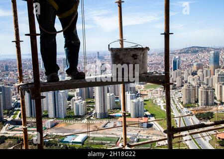 Istanbul, Türkei - 04-02-2013:Sicherheitsgurt nicht befestigt, wenn Bauarbeiter an einem erhöhten Ort arbeitet Stockfoto