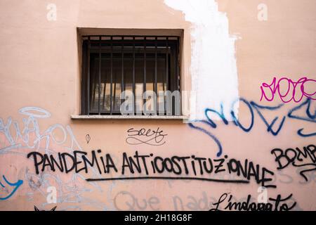 Pandemia Anticostituzionale. Schreiben an der Wand im Stadtteil Trastevere in Rom, Italien. Stockfoto