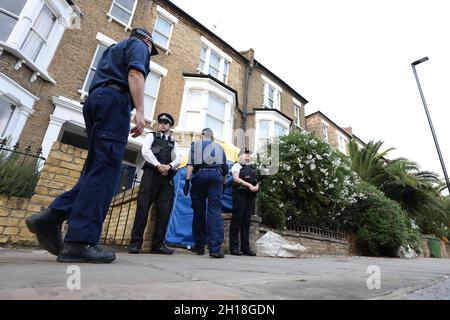 Polizeibeamte vor einem Haus im Norden Londons, die vermutlich mit dem mutmaßlichen Mörder des konservativen Abgeordneten Sir David Amess in Verbindung gebracht wurden, der am Freitag bei einer Wahlkreisoperation in der Methodistischen Kirche von Belfairs in Leigh-on-Sea, Essex, mehrmals erstochen wurde. Bilddatum: Sonntag, 17. Oktober 2021. Stockfoto