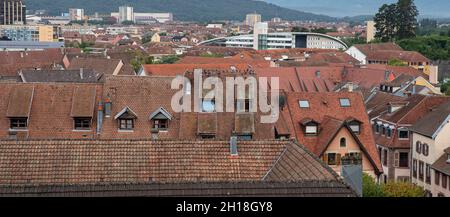 Tauben auf dem alten Dach der Stadt Belfort in Frankreich Stockfoto